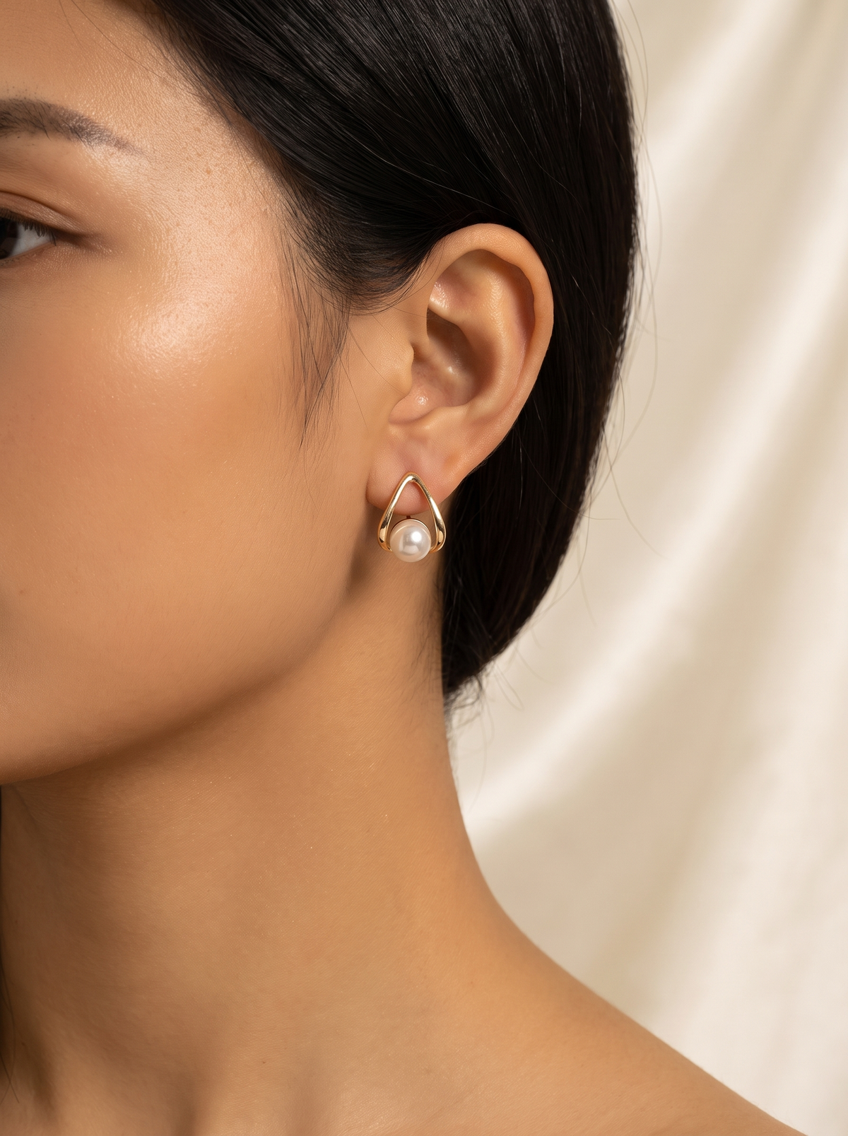 Isabelle Pearl Triangle Earrings 2