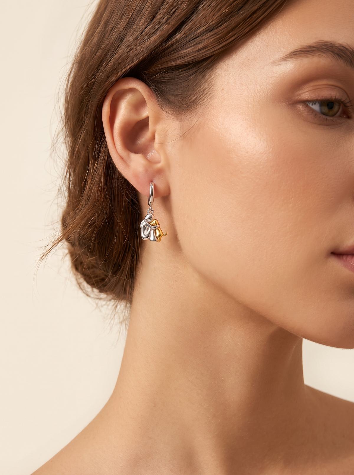 Wynter Hug Pendant with Earrings 2