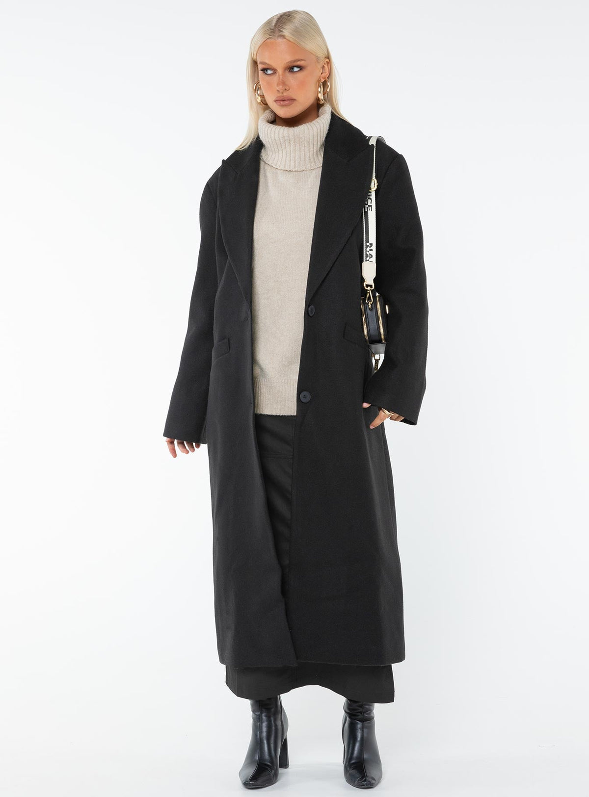Olsen Wool Coat in Black Black 4