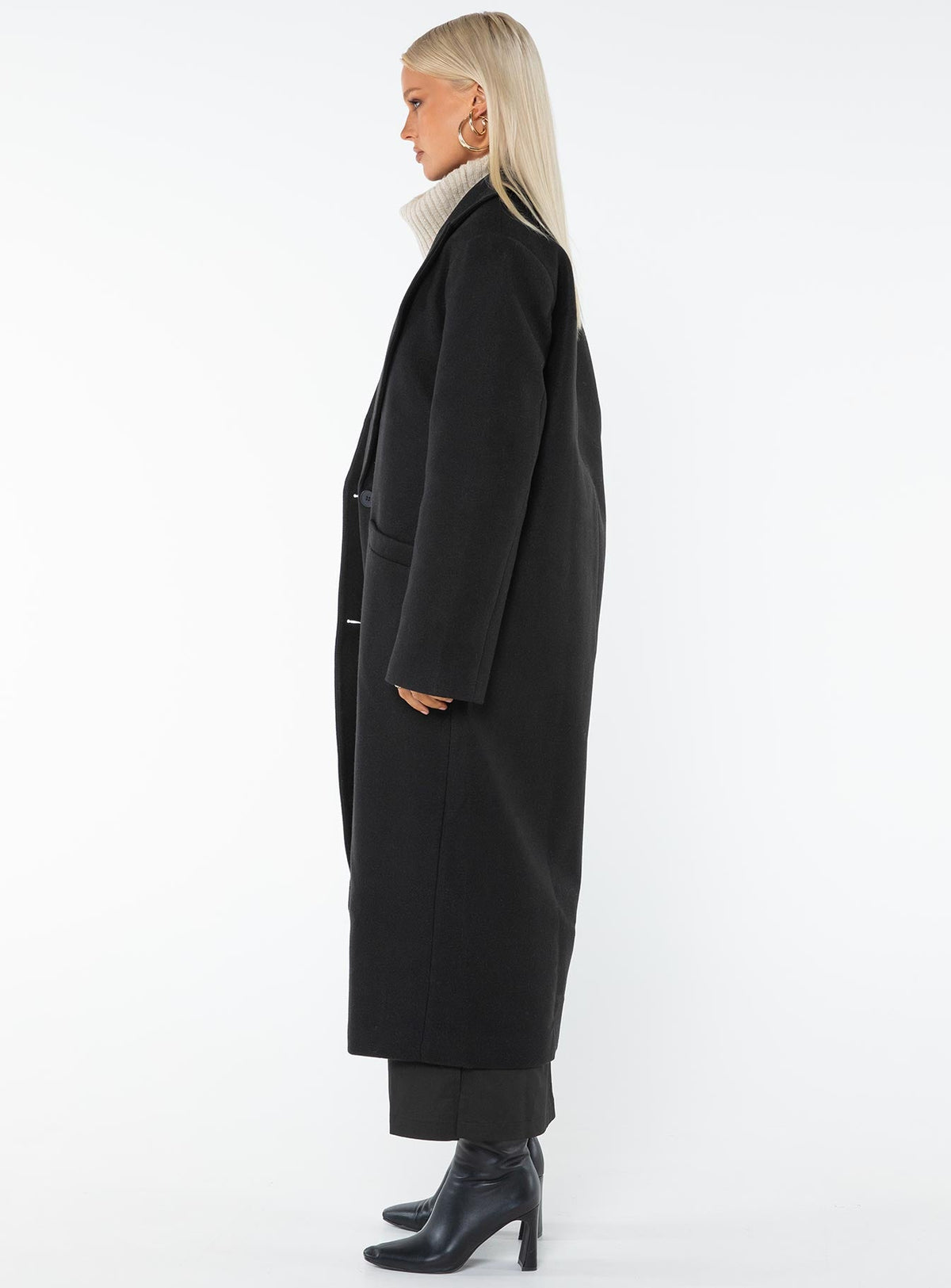 Olsen Wool Coat in Black Black 5